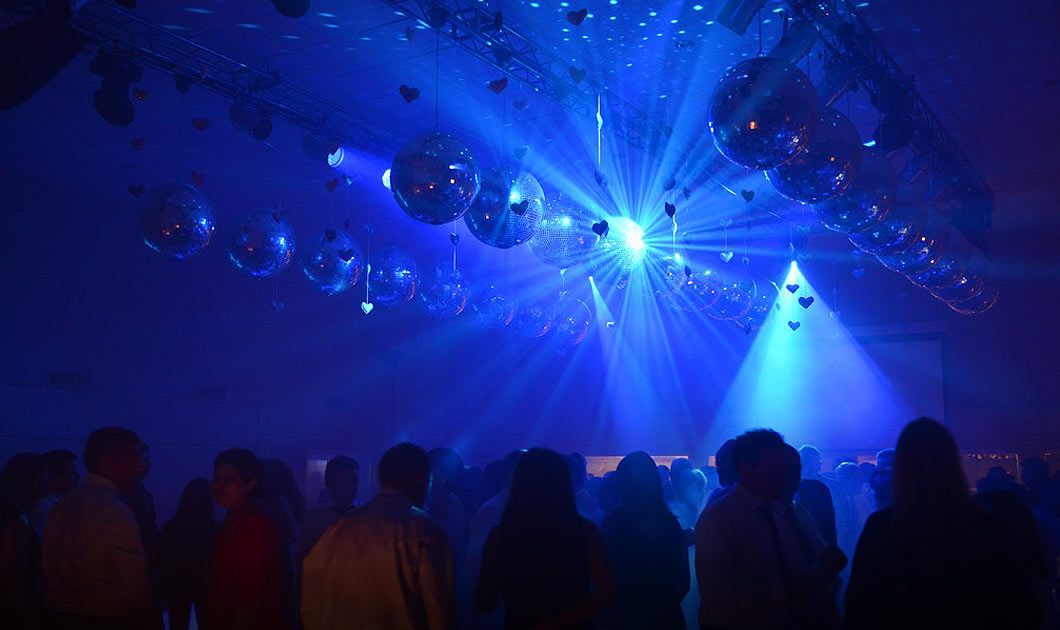 DJ e iluminación con una puesta en escena espectacular